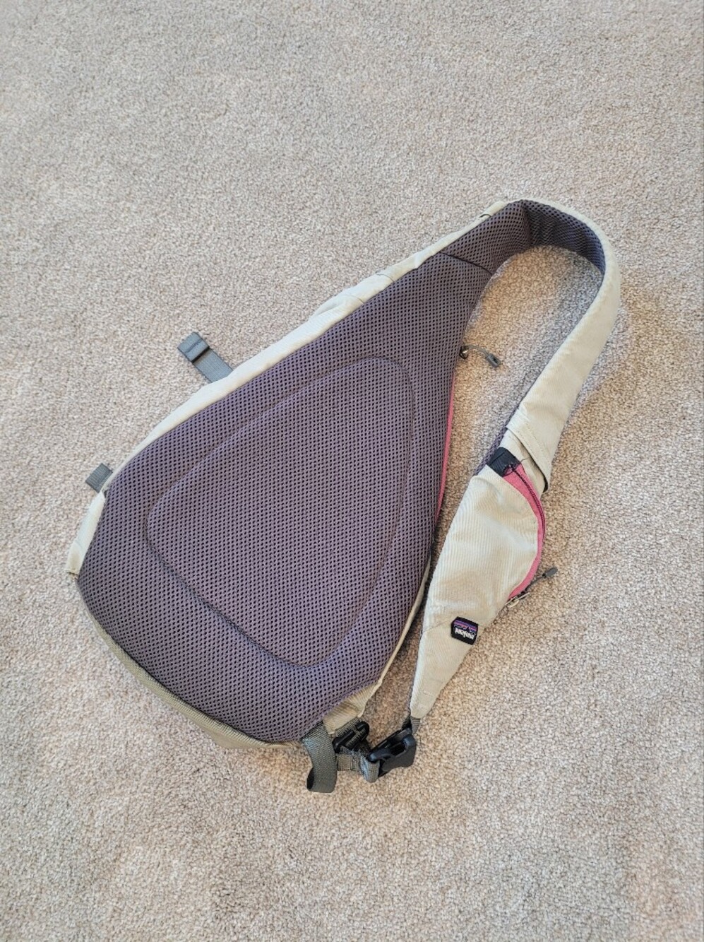 Patagonia Atom Sling Bag with Pink Zippers - Picture 4 of 5